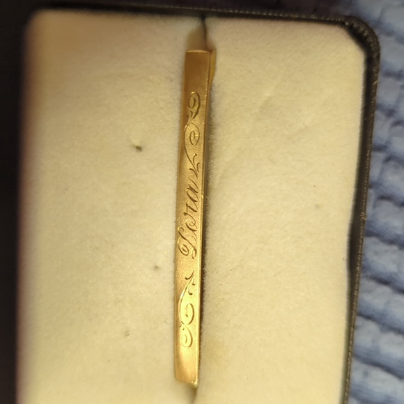 Early century 10K yellow gold etched pin bar 1 7/8" 1.8gm - Picture 2 of 7